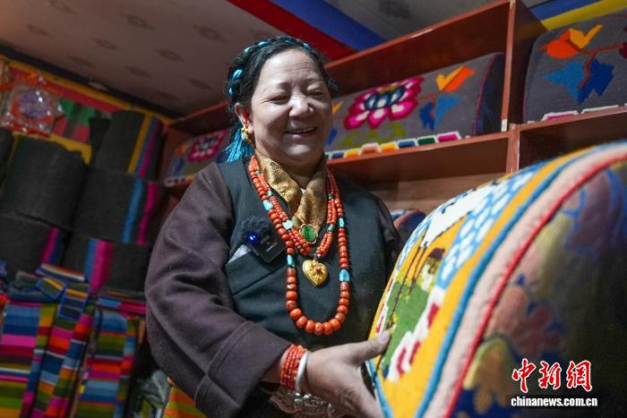 西藏崗巴：指尖技藝變經(jīng)濟(jì)合作社助力婦女增收促振興