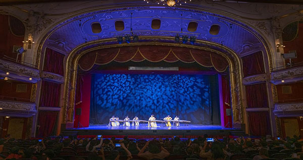 2024匈牙利青少年國際音樂會(huì)節(jié)目《戰(zhàn)臺(tái)風(fēng)》表演舞臺(tái)現(xiàn)場。兒促會(huì)藝教委供圖