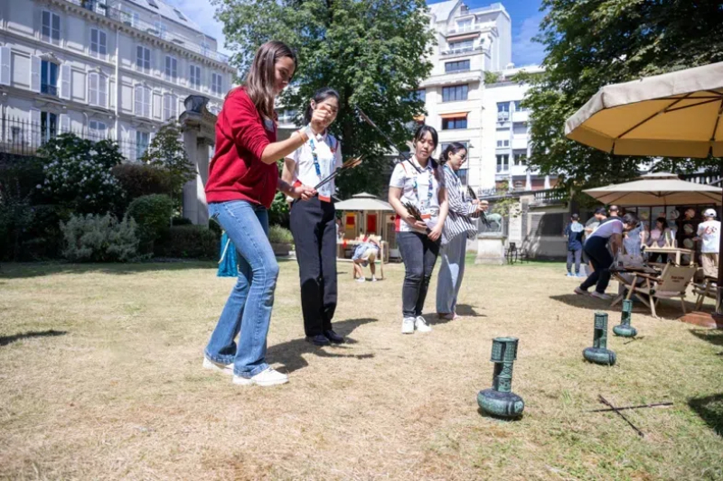 中外友人體驗(yàn)投壺游戲。巴黎