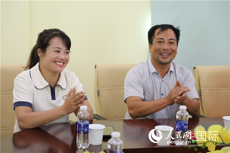 越南沙巴市黃連寄宿制民族小學老師阮氏秋姮、阮文享。人民網(wǎng)記者簡承淵攝