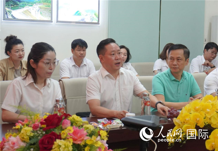 越中電力公司董事長李志雄（前排左二）介紹越南電力情況。葛沙莎攝