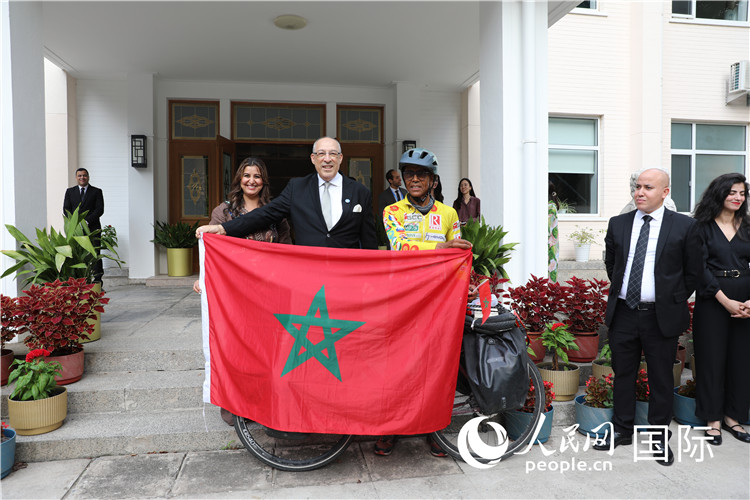 9月6日，摩洛哥駐華大使阿卜杜勒卡迪爾·安薩里在大使官邸舉行儀式，歡迎并招待卡里姆·穆斯塔。人民網(wǎng)記者 王晶攝