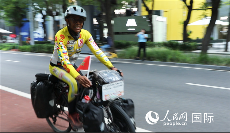 卡里姆·穆斯塔在北京街頭騎行。人民網(wǎng)記者 翟轉(zhuǎn)麗攝
