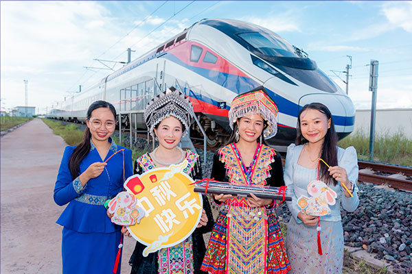 中老鐵路兩國(guó)員工一起參加中秋活動(dòng)。旺·洛拉勒攝