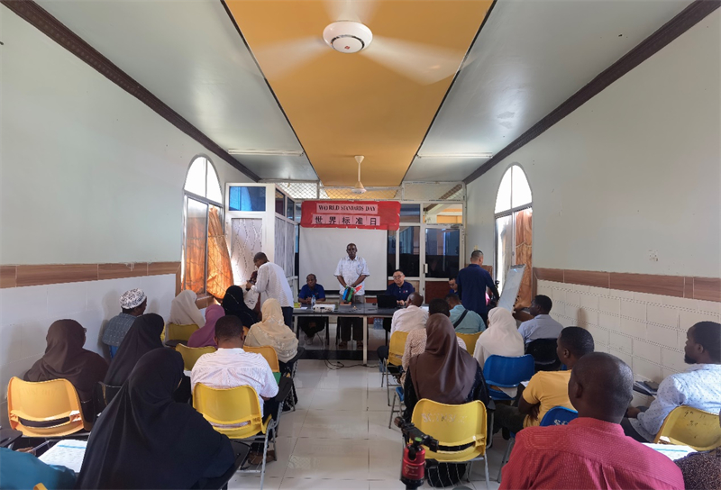 奔巴衛(wèi)生署醫(yī)政處處長馬蘇德致辭。施亮攝（專家組供圖）