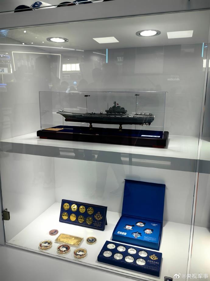 海軍首批艦載機(jī)女飛行員亮相中國航展