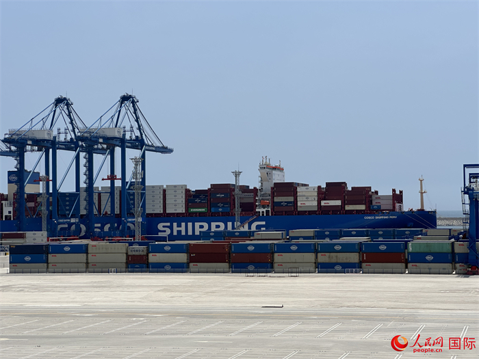 當地時間11月15日，秘魯錢凱港碼頭操作區(qū)現場。人民網記者 周雨攝