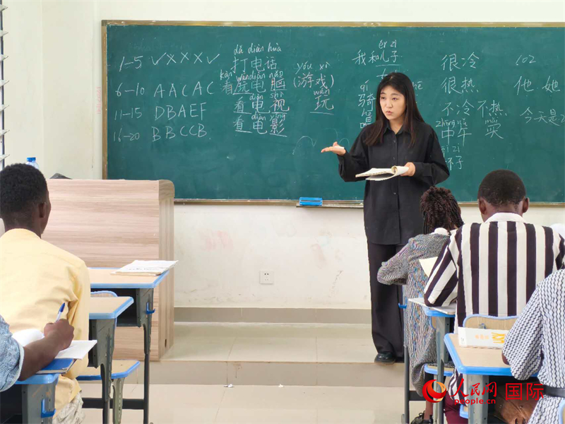 中國老師在給學(xué)生們講課。人民網(wǎng)記者 黃培昭攝