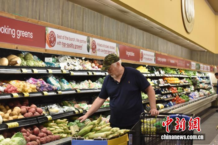 當(dāng)?shù)貢r(shí)間7月18日，美國(guó)密歇根大學(xué)公布報(bào)告顯示，7月美國(guó)消費(fèi)者信心指數(shù)升至61.8，為近5個(gè)月以來(lái)的最高值。圖為美國(guó)民眾在馬里蘭州羅克韋爾一超市購(gòu)物。 <a target='_blank' href='/' _fcksavedurl='/'><p  align=