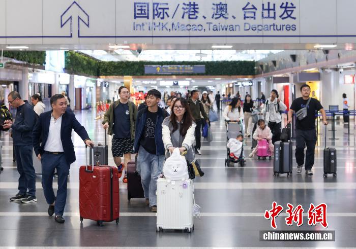 10月8日是國(guó)慶中秋假期最后一天，大量旅客在北京首都國(guó)際機(jī)場(chǎng)出行。 <a target='_blank' href='/' _fcksavedurl='/'><p  align=