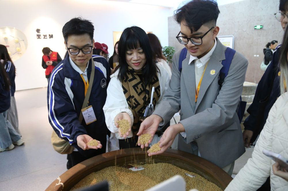 2026年3月30日，參加“紅色研學(xué)之旅”的越南青年在河北參觀新農(nóng)村建設(shè)。