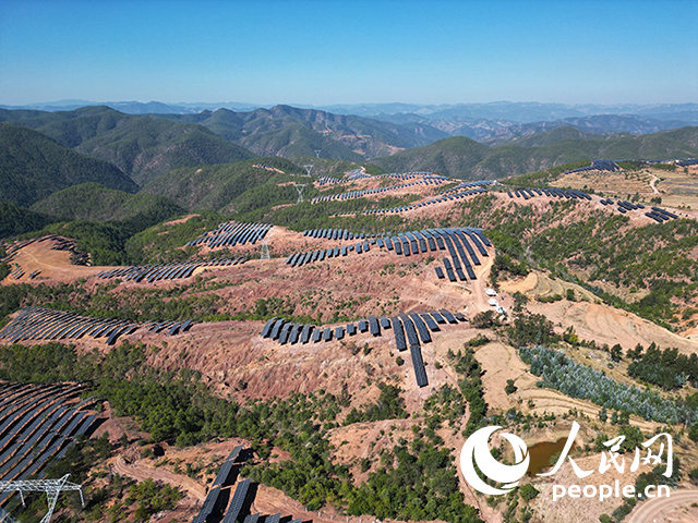 云南南華羅文村的山坡上，一塊塊光伏板連接成片。人民網(wǎng)記者 程浩攝