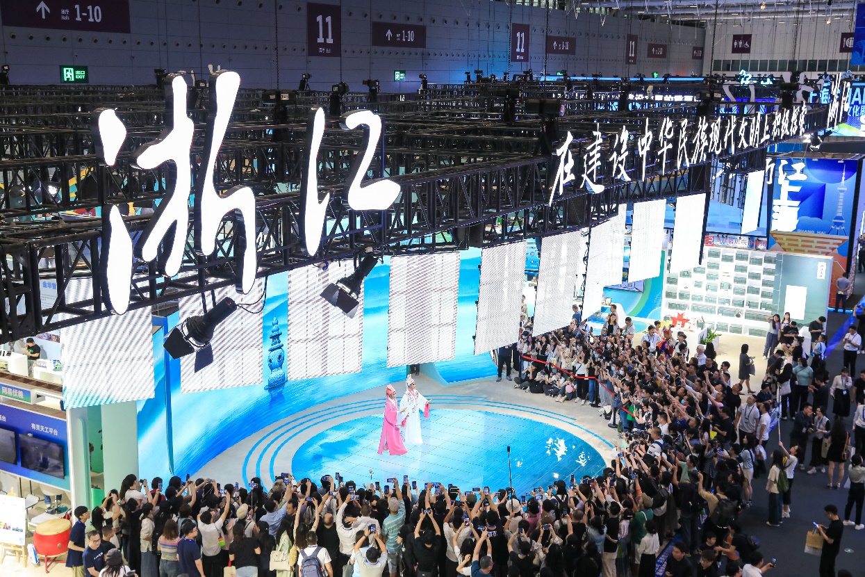 越劇《梁?！穫涫軈⒄褂^眾喜愛。主辦方供圖