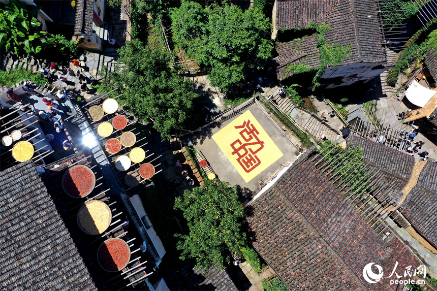 篁嶺曬秋大媽用農(nóng)作物曬出“活力中國(guó)”。人民網(wǎng)記者 時(shí)雨攝