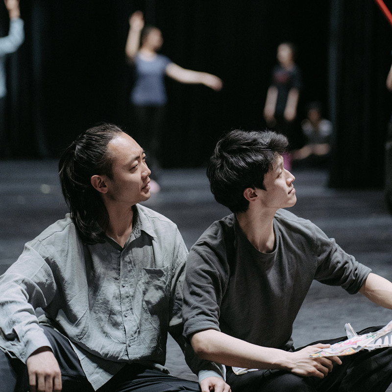 張志遠(yuǎn)（右）和青年舞團教師彭義博（左）在《巍巍正陽》舞劇排練過程中