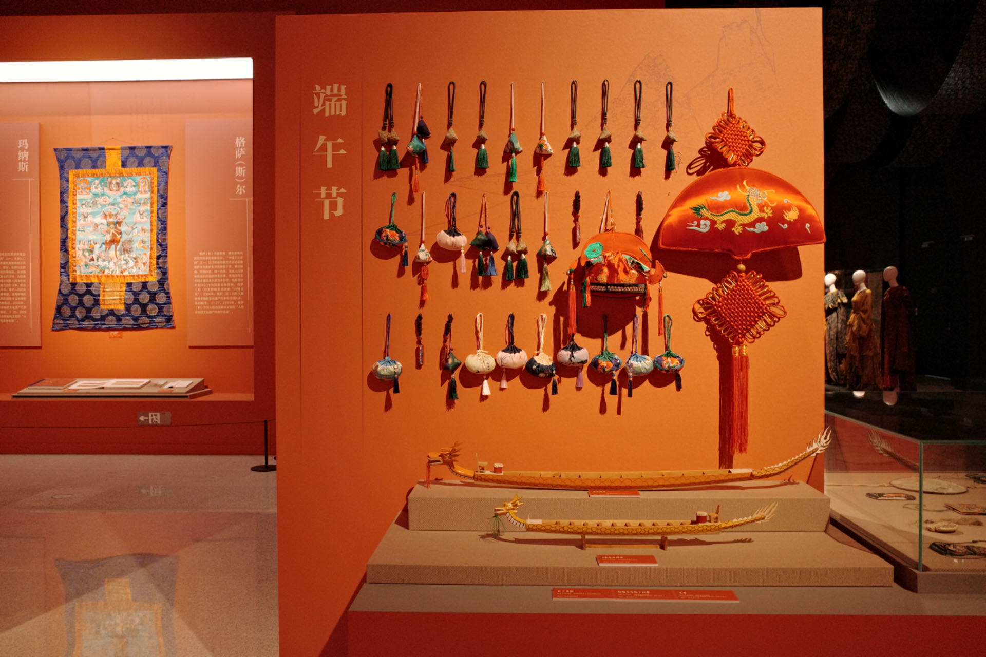 “氣象萬千——中國非遺保護實踐主題展”展示了端午節(jié)主題的非遺。人民網(wǎng)記者 劉微攝