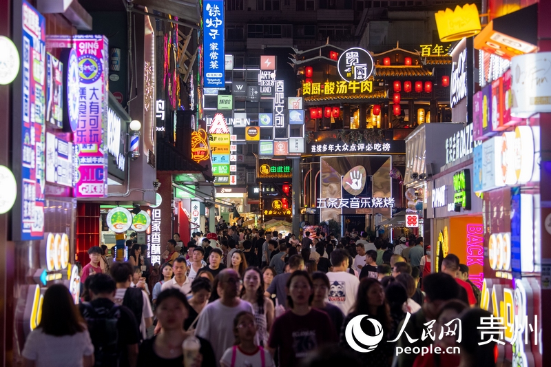 6月21日，貴陽，青云市集內(nèi)游人如織。人民網(wǎng)記者 翁奇羽攝