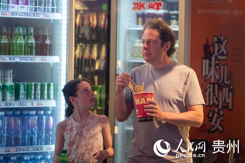 6月21日，貴陽青云市集內(nèi)，游客邊逛邊吃。人民網(wǎng)記者 翁奇羽攝