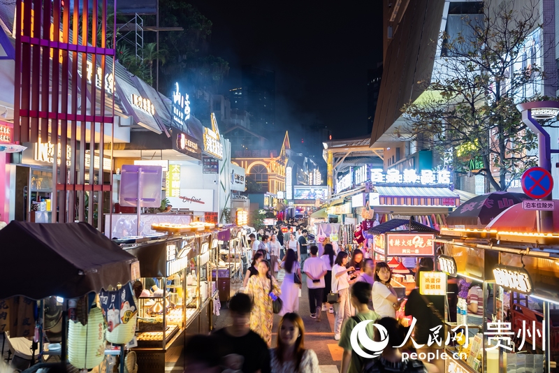 6月21日，夜幕下人頭攢動(dòng)的貴陽市太平路街區(qū)。人民網(wǎng)記者 涂敏攝