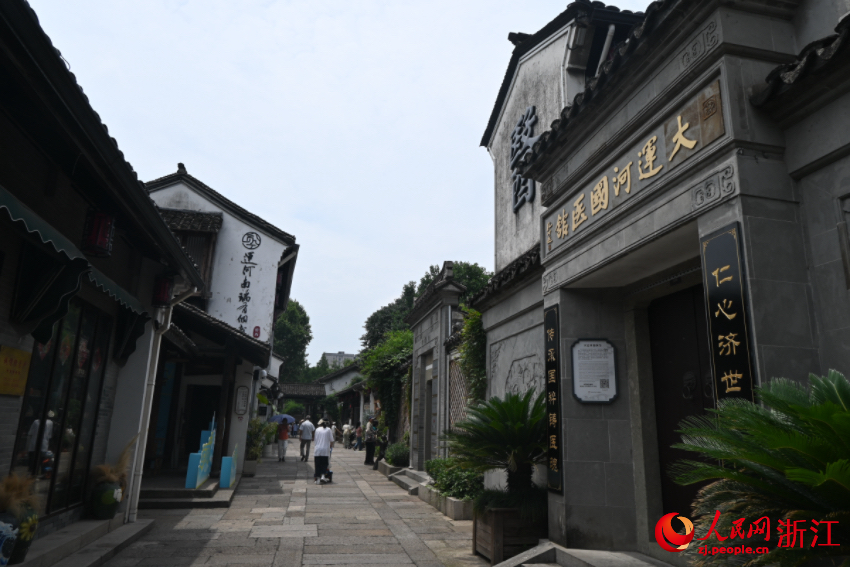 運(yùn)河邊的老建筑被完好保存下來(lái)。人民網(wǎng)記者 張麗瑋攝