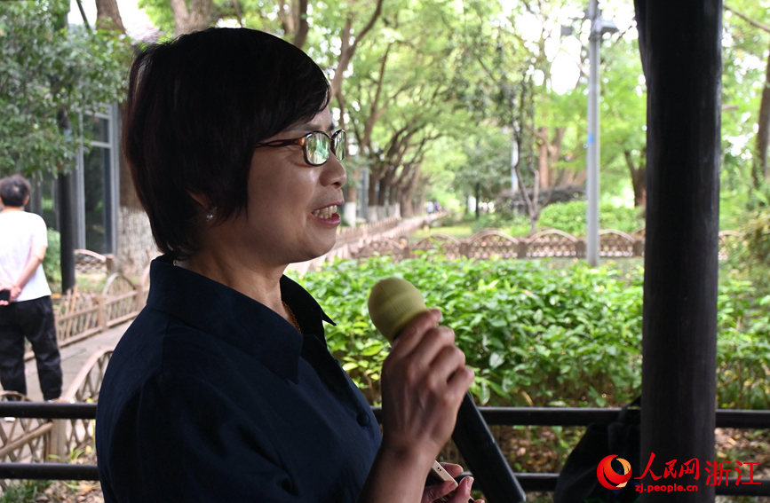 面向運(yùn)河，任國(guó)萍放聲歌唱。人民網(wǎng)記者 張麗瑋