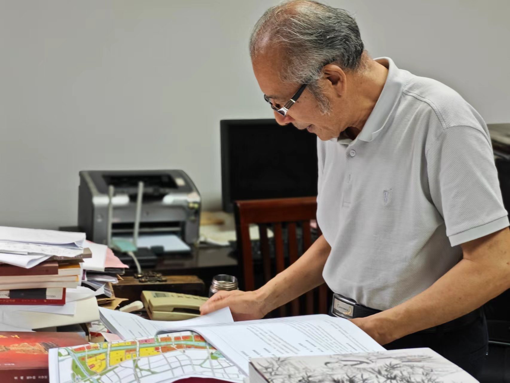 顧風(fēng)在辦公室翻閱資料。人民網(wǎng)記者 黃鈺攝