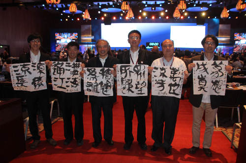 顧風(fēng)（左三）在會場合照留念。受訪者供圖