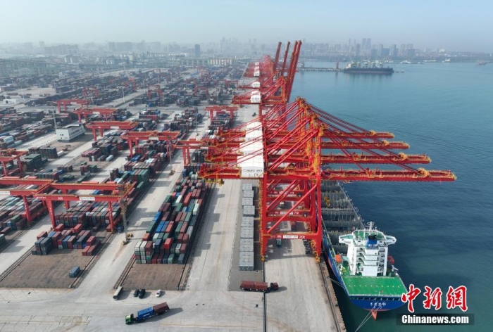 資料圖：山東日照港全自動(dòng)化集裝箱碼頭作業(yè)現(xiàn)場(chǎng)。(無(wú)人機(jī)圖片)<a target='_blank' href='/'><p  align=