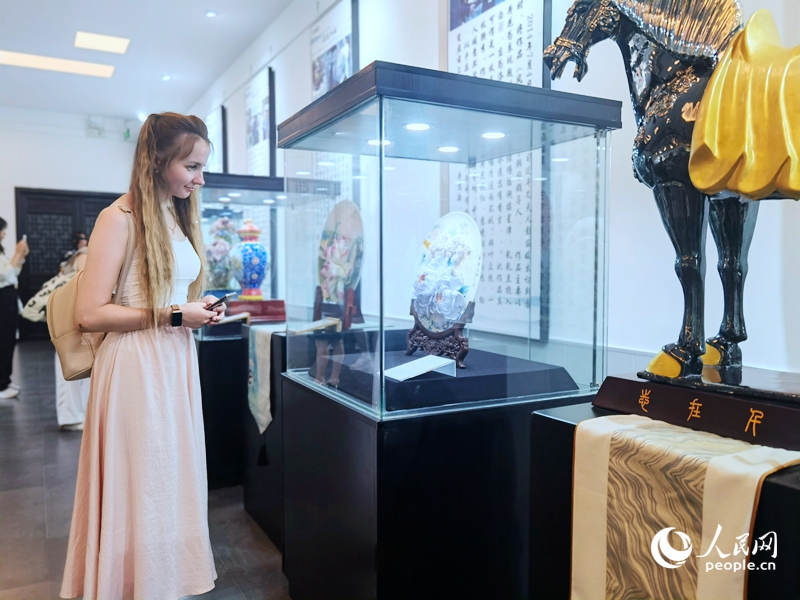 來自白俄羅斯的留學生喀秋莎駐足欣賞牡丹瓷。人民網(wǎng)記者 尚明楨攝
