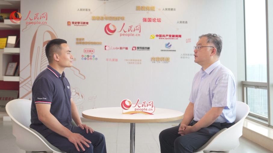 中共中央黨校（國家行政學(xué)院）國家治理教研部副主任李江濤（右）接受采訪。人民網(wǎng)記者 王紹紹攝