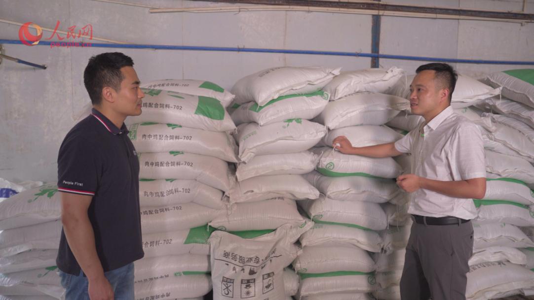 文圣農(nóng)業(yè)開發(fā)有限公司任志軍（右）接受采訪。人民網(wǎng)記者 王紹紹攝