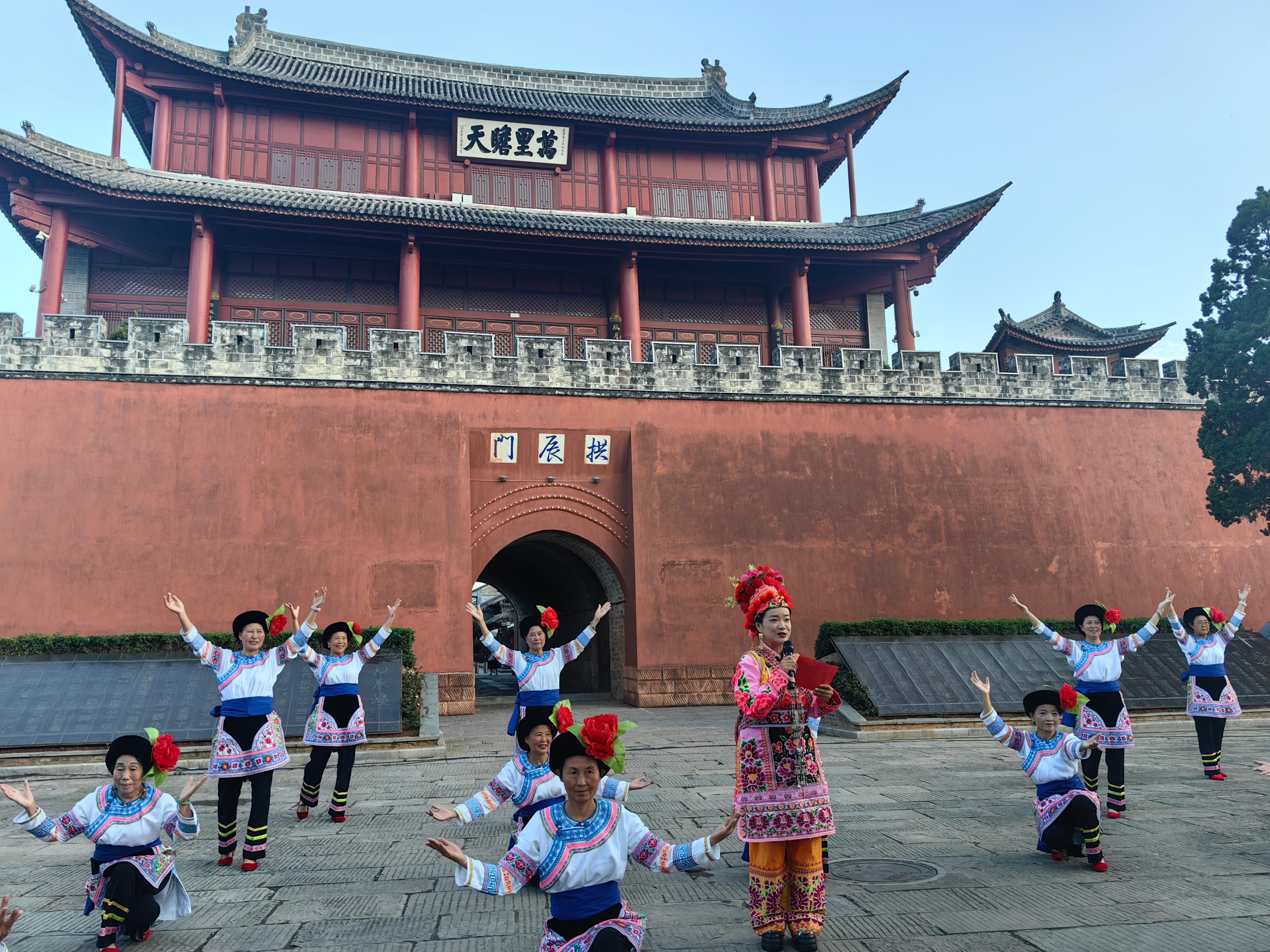 云南大理巍山舉辦普法宣傳活動。人民網(wǎng)記者 孝金波攝