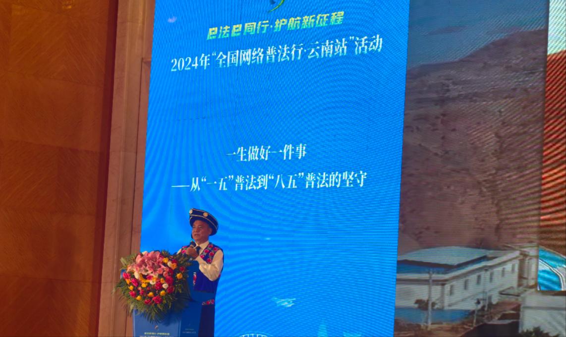 李學(xué)平分享普法的故事。人民網(wǎng)記者 孝金波攝