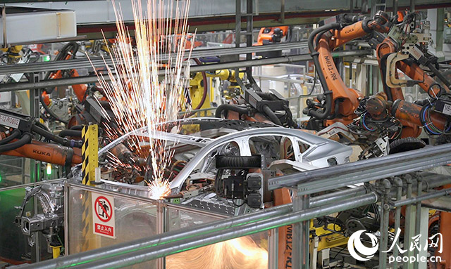 長(zhǎng)安汽車(chē)兩江工廠(chǎng)，機(jī)械臂正在工作。人民網(wǎng)記者 劉祎攝