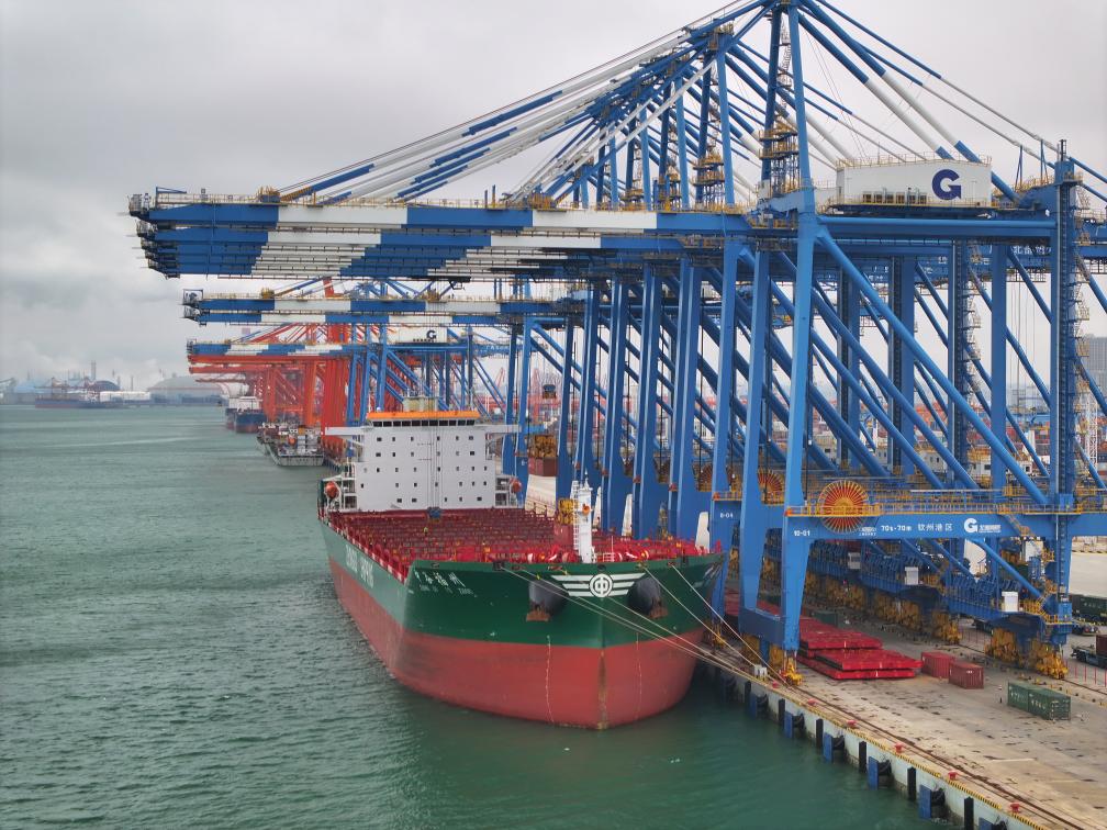 2月23日拍攝的廣西北部灣港欽州港區(qū)的碼頭堆場（無人機照片）。新華社記者 周華 攝