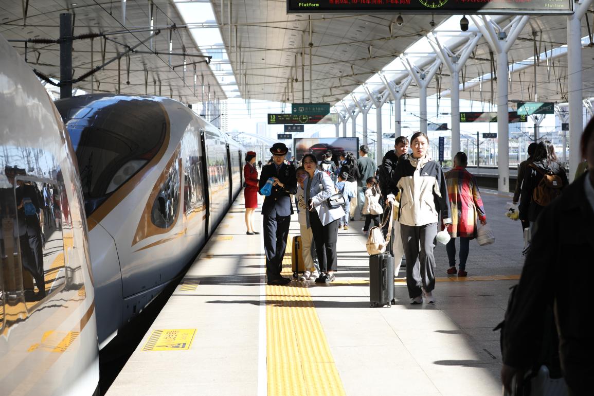 旅客在站臺(tái)準(zhǔn)備乘車。受訪方供圖