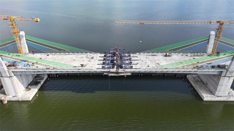 圖為馬古富力大橋合龍現(xiàn)場。中土東非公司供圖