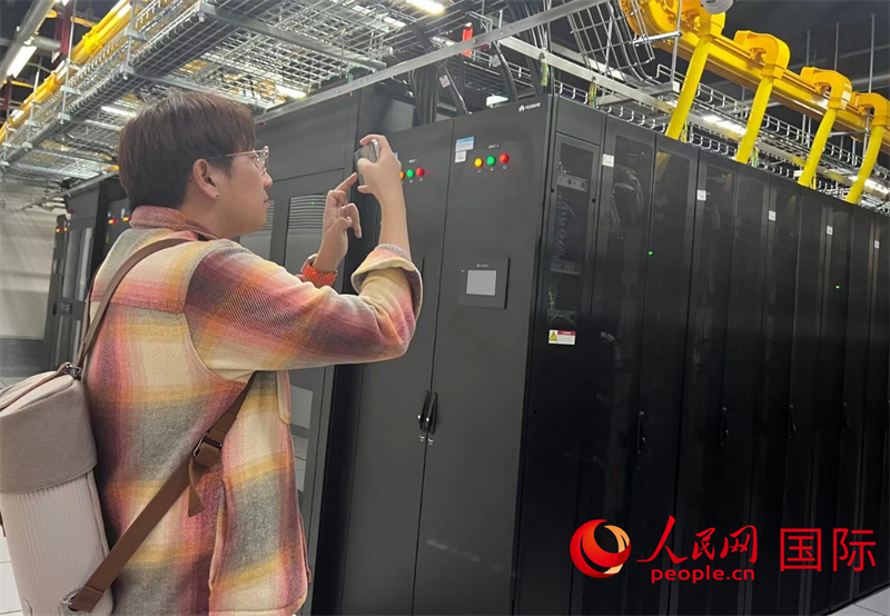 韓國博主樸大一參觀中國移動新疆云計算和大數(shù)據(jù)中心機房。人民網(wǎng)記者曾書柔攝