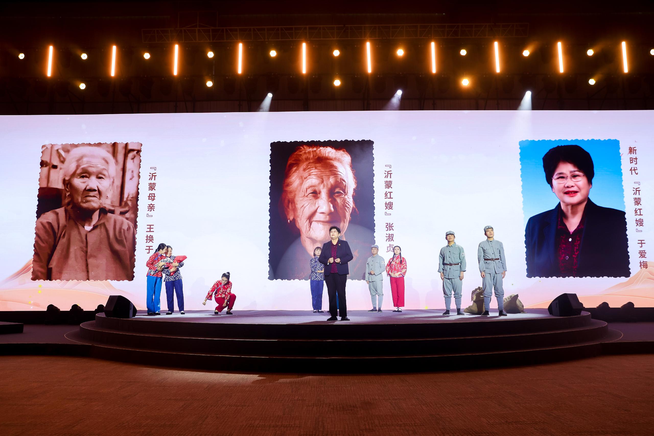 “何以中國(guó)·弦歌不輟”網(wǎng)絡(luò)主題活動(dòng)現(xiàn)場(chǎng)，于愛(ài)梅講述“沂蒙紅嫂”的故事。人民視頻供圖。