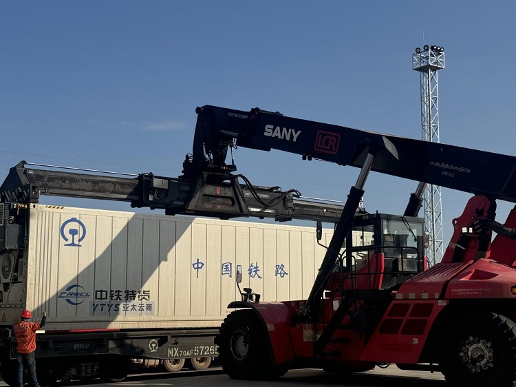春節(jié)期間，起重機吊裝即將發(fā)運的冷鏈集裝箱。李加勇攝