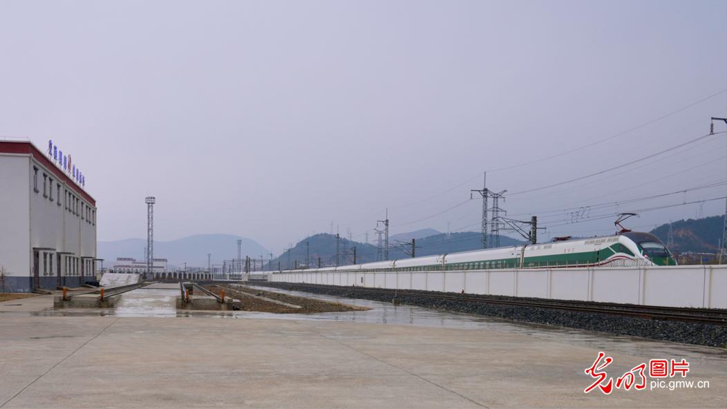 【發(fā)現(xiàn)最美鐵路】云端上的“毫米級”守護(hù)者——麗香鐵路養(yǎng)護(hù)工