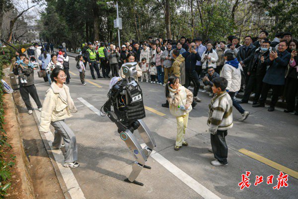 “智警小珞”人形機(jī)器人和小朋友們斗舞。長(zhǎng)江日?qǐng)?bào)記者史偉 攝