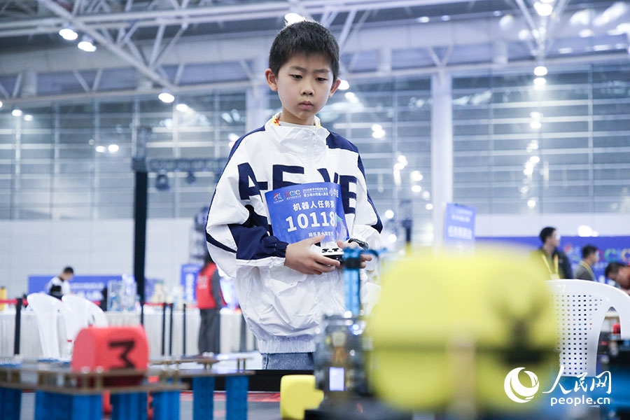參加2025數(shù)字中國創(chuàng)新大賽青少年AI機(jī)器人賽道決賽的小選手。人民網(wǎng)記者 焦艷攝