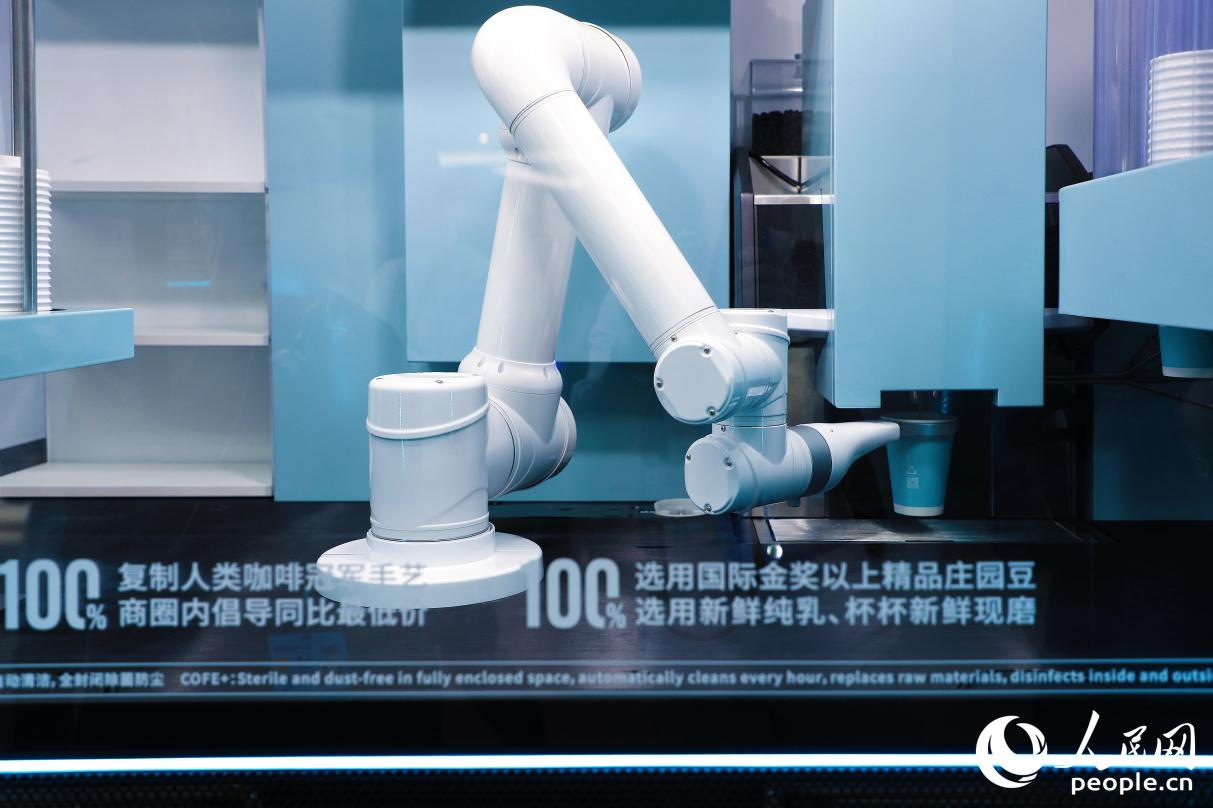 機(jī)器人現(xiàn)磨咖啡。人民網(wǎng) 李唯一攝