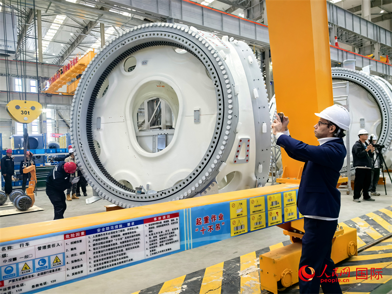 外媒記者參觀位于烏蘭察布察哈爾高新技術(shù)開發(fā)區(qū)的運(yùn)達(dá)風(fēng)電裝備制造廠房。人民網(wǎng) 楊春燕攝