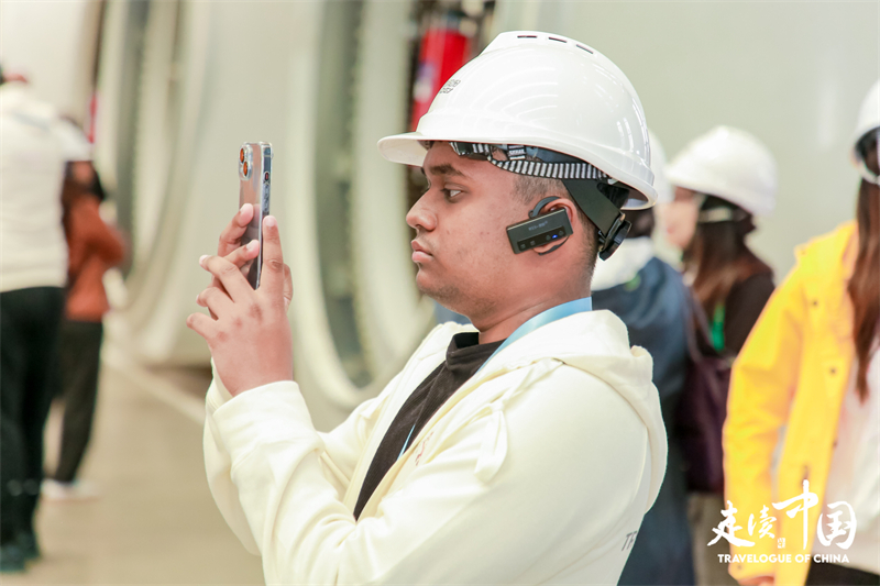 斐濟(jì)廣播公司記者尼基爾·庫馬爾（Nikhil Kumar）參觀運(yùn)達(dá)風(fēng)電裝備制造廠房。環(huán)球網(wǎng)供圖