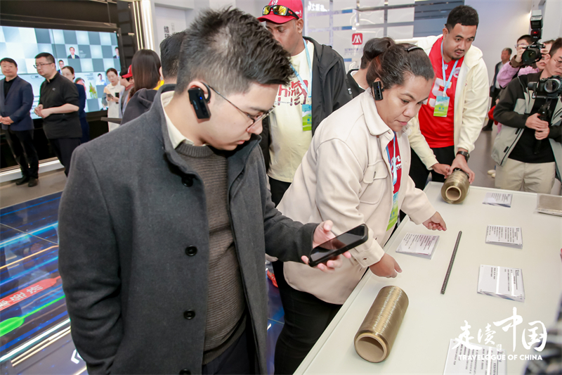菲律賓《商業(yè)鏡報(bào)》蔡辰威（左）在烏蘭察布察哈爾高新技術(shù)開發(fā)區(qū)聽取講解。環(huán)球網(wǎng)供圖
