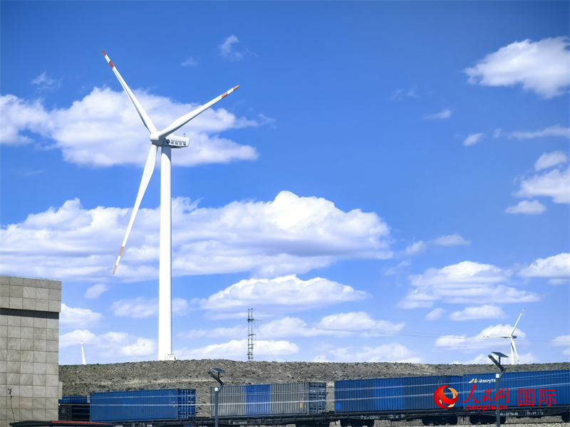 烏蘭察布烏蘭哈達(dá)火山附近的風(fēng)力渦輪發(fā)電機(jī)。人民網(wǎng) 楊春燕攝