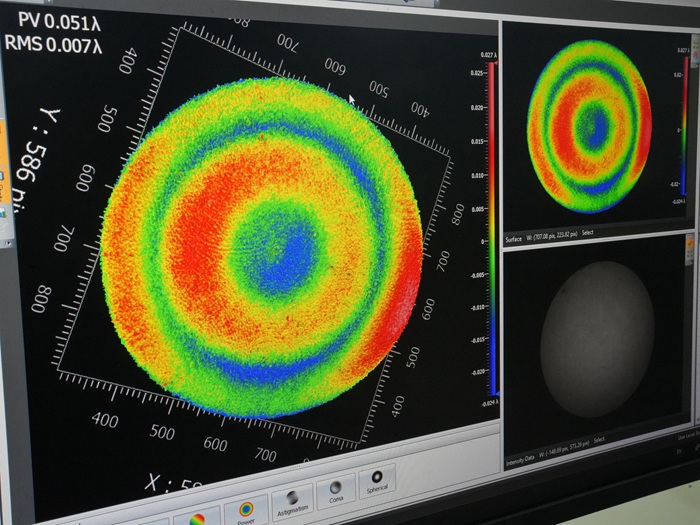屏幕上清晰顯示著光學(xué)元器件的打磨程度。人民網(wǎng)記者 李洋攝
