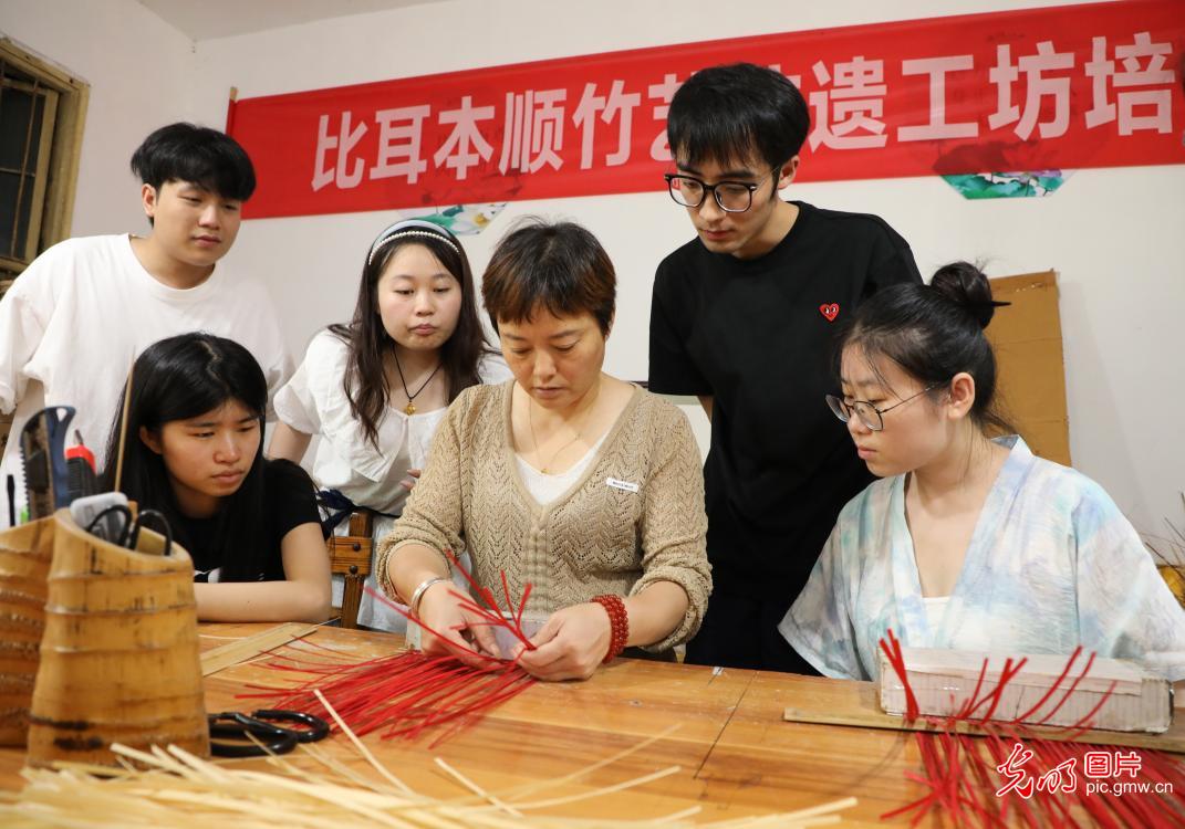 直播助農(nóng)、健康義診、扮靚街巷……青年學(xué)子暑期返鄉(xiāng)服務(wù)桑梓